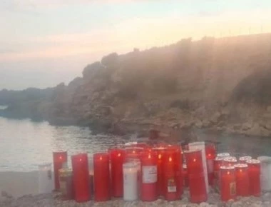 Με δάκρυα στα μάτια οι κάτοικοι της Ρόδου αφήνουν κεράκια στο σημείο που δολοφονήθηκε η άτυχη 21χρονη φοιτήτρια (φωτο)